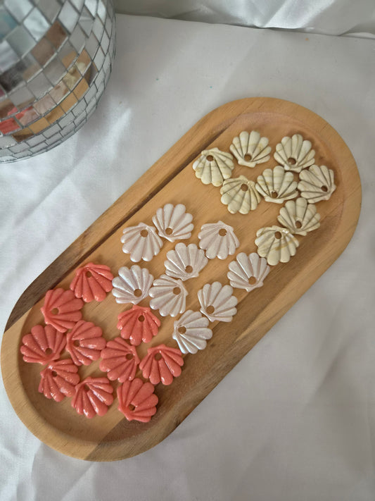 Aria portée sur une créole — petite pampille interchangeable fleur