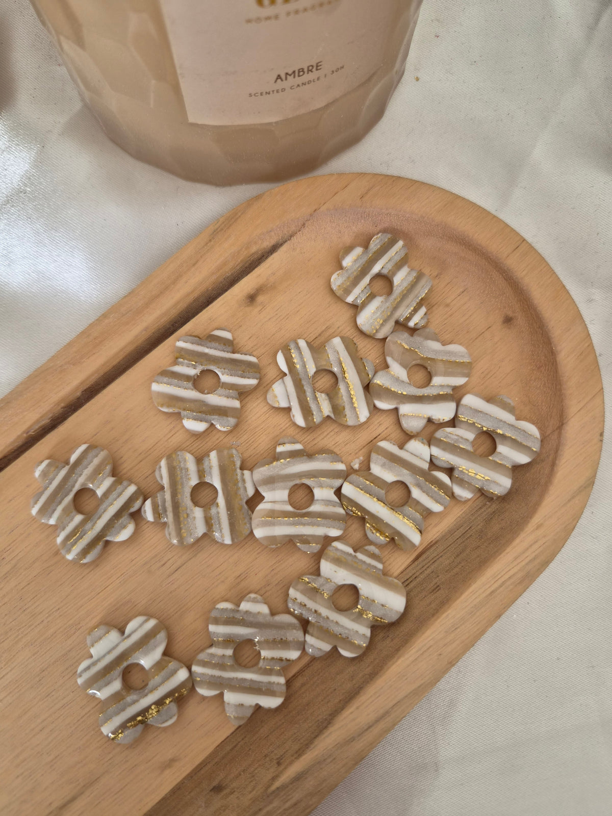 Laura beige rayé doré portée sur une créole — pampille interchangeable