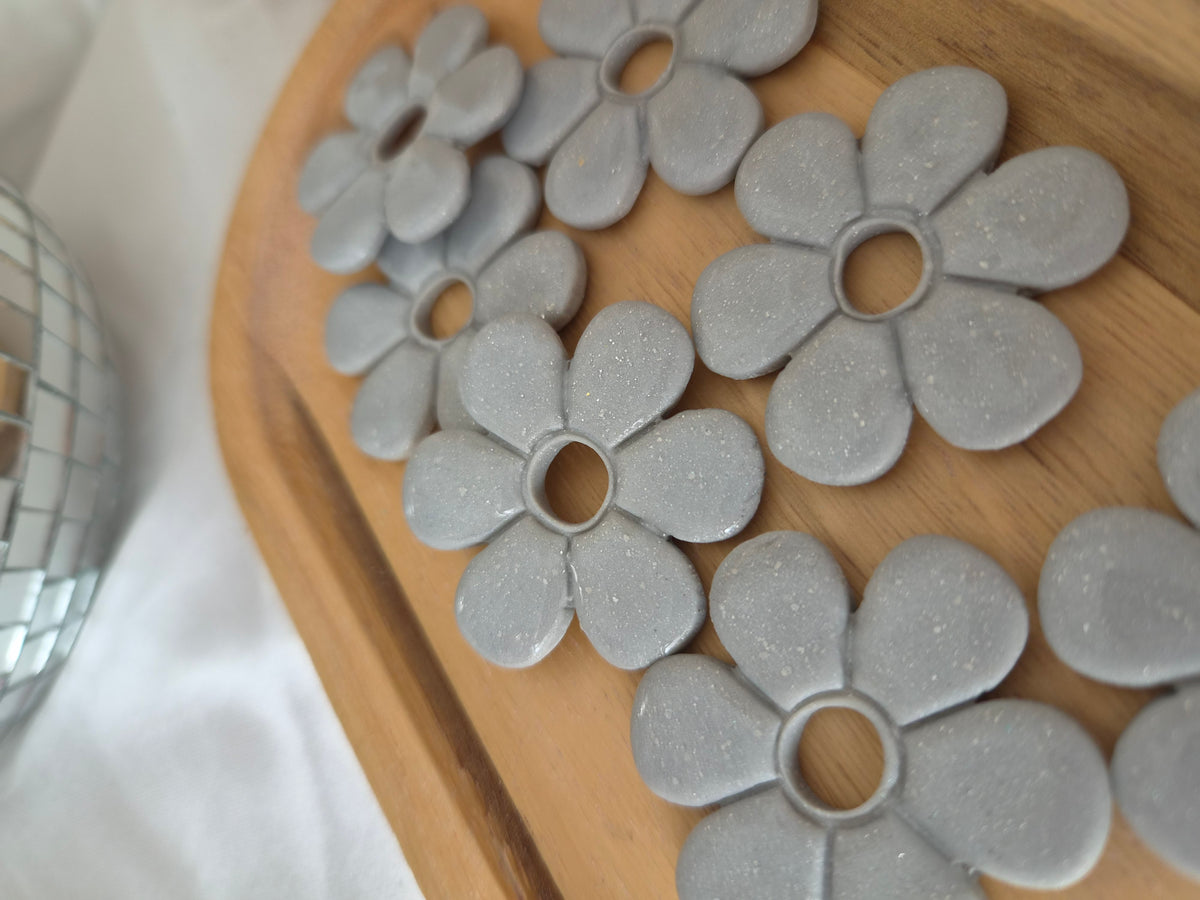 Maxi Oriana gris portée sur une créole — grande pampille interchangeable
