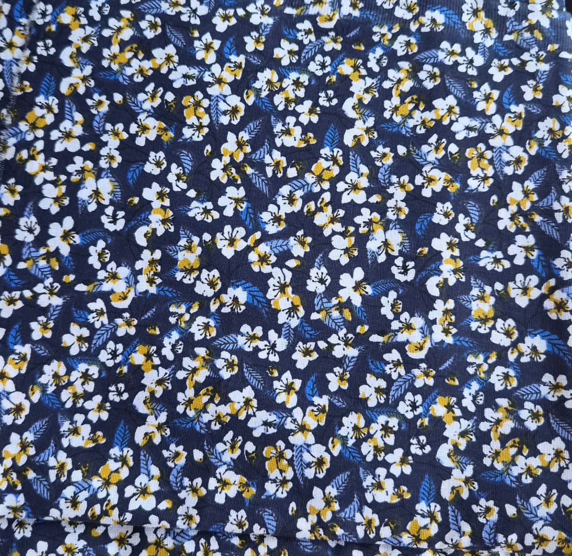 Fleurs blanches fond bleu marine