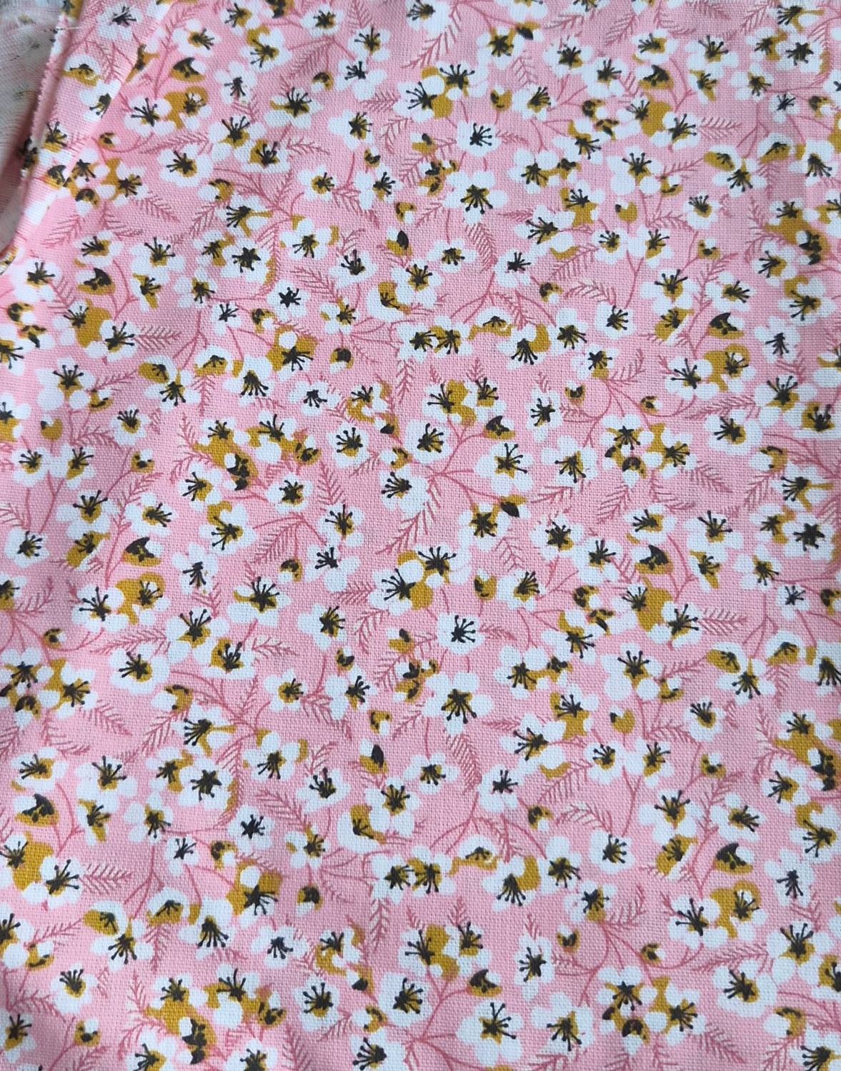 Fleurs blanches fond rose